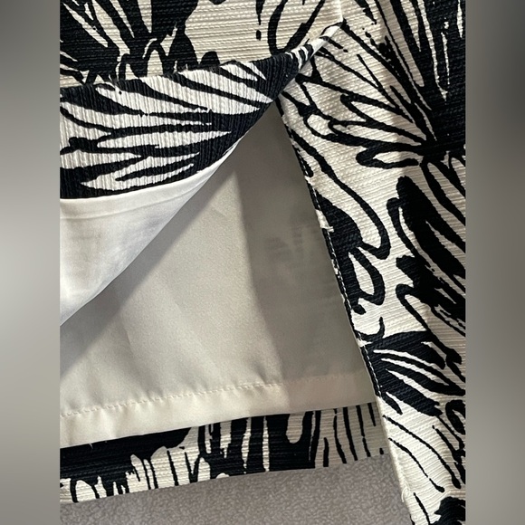 Ann Taylor Floral Black and White Skirt. Size 12 - Picture 3 of 6